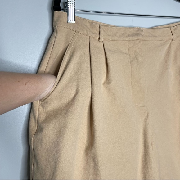 St. John Sport Cargo Shorts High Rise Stretchy Pleated Front Khaki Tan Size 16 - Picture 2 of 6